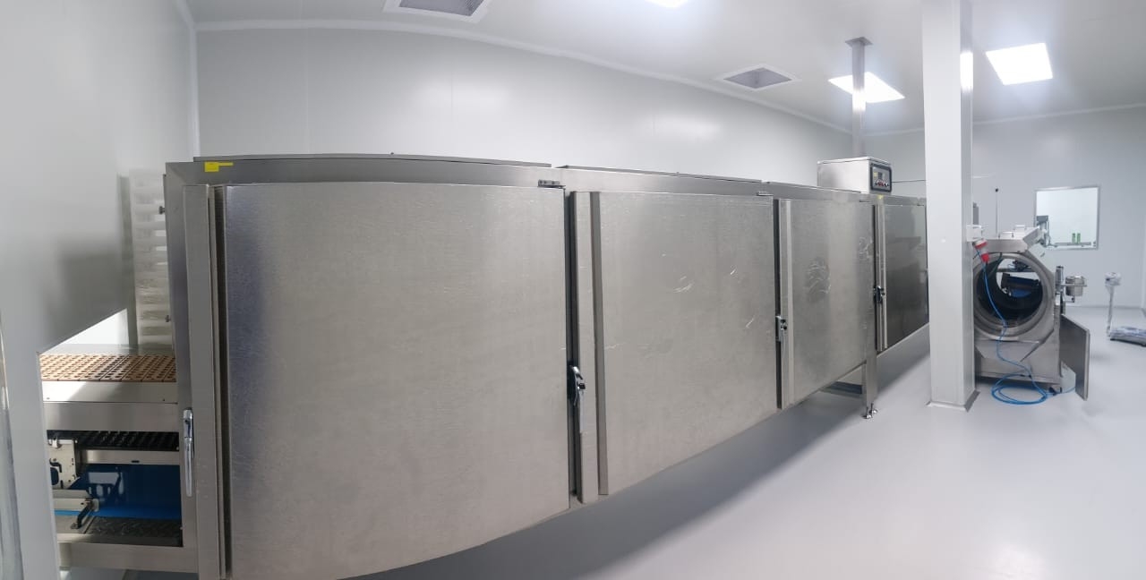 Enclosed setting tunnel used during the gummy manufacturing and stabilisation process.